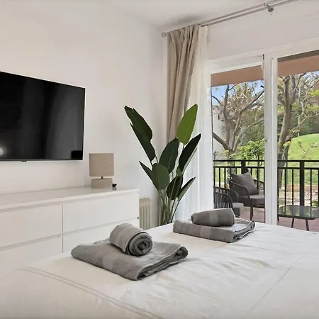 Apartamento En Primera Linea De Golf Con Piscina - Los Cartujanos 4 2 B 아파트 마르베야